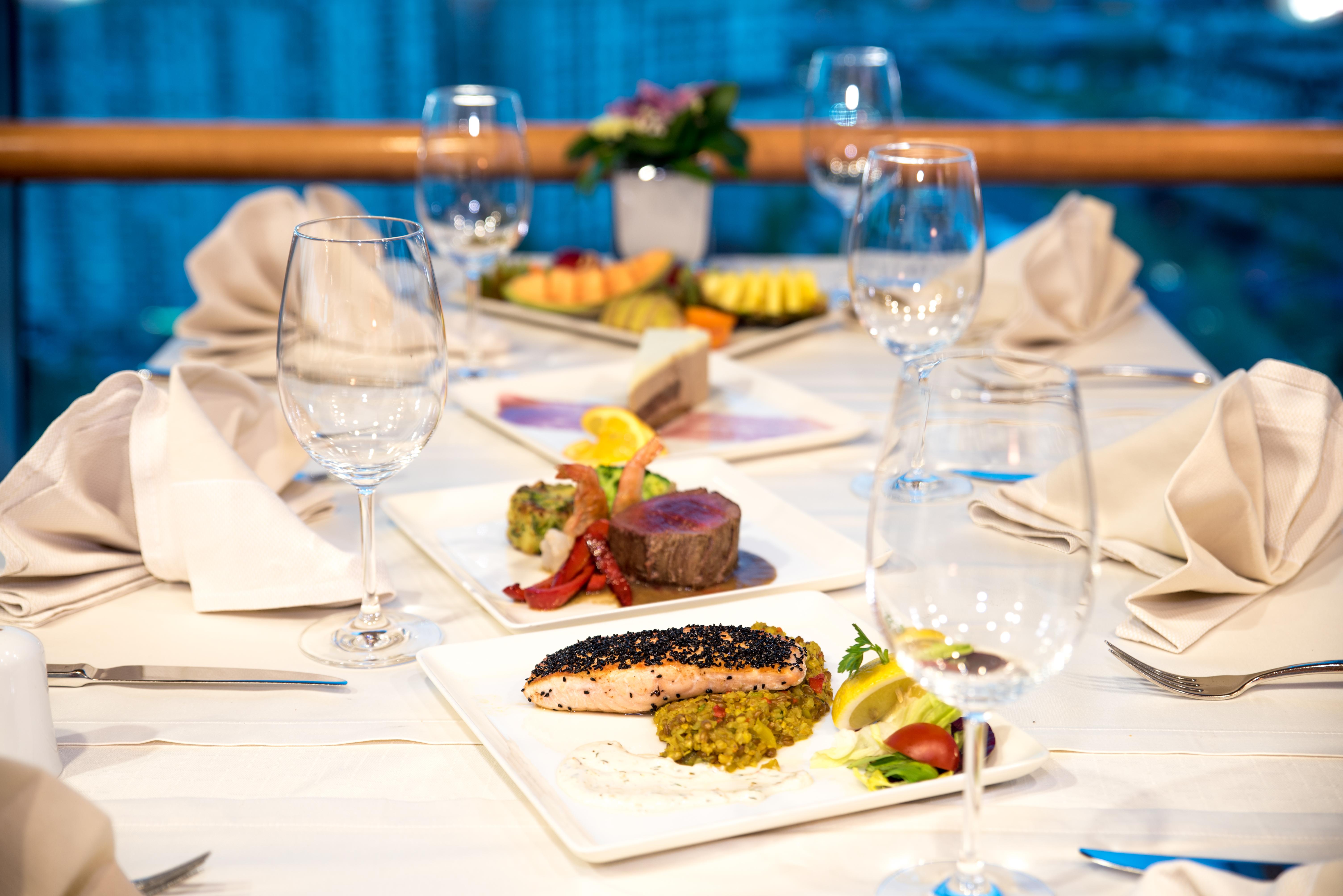 Hotel Radon Plaza SJJ Exterior foto A dinner table at the restaurant