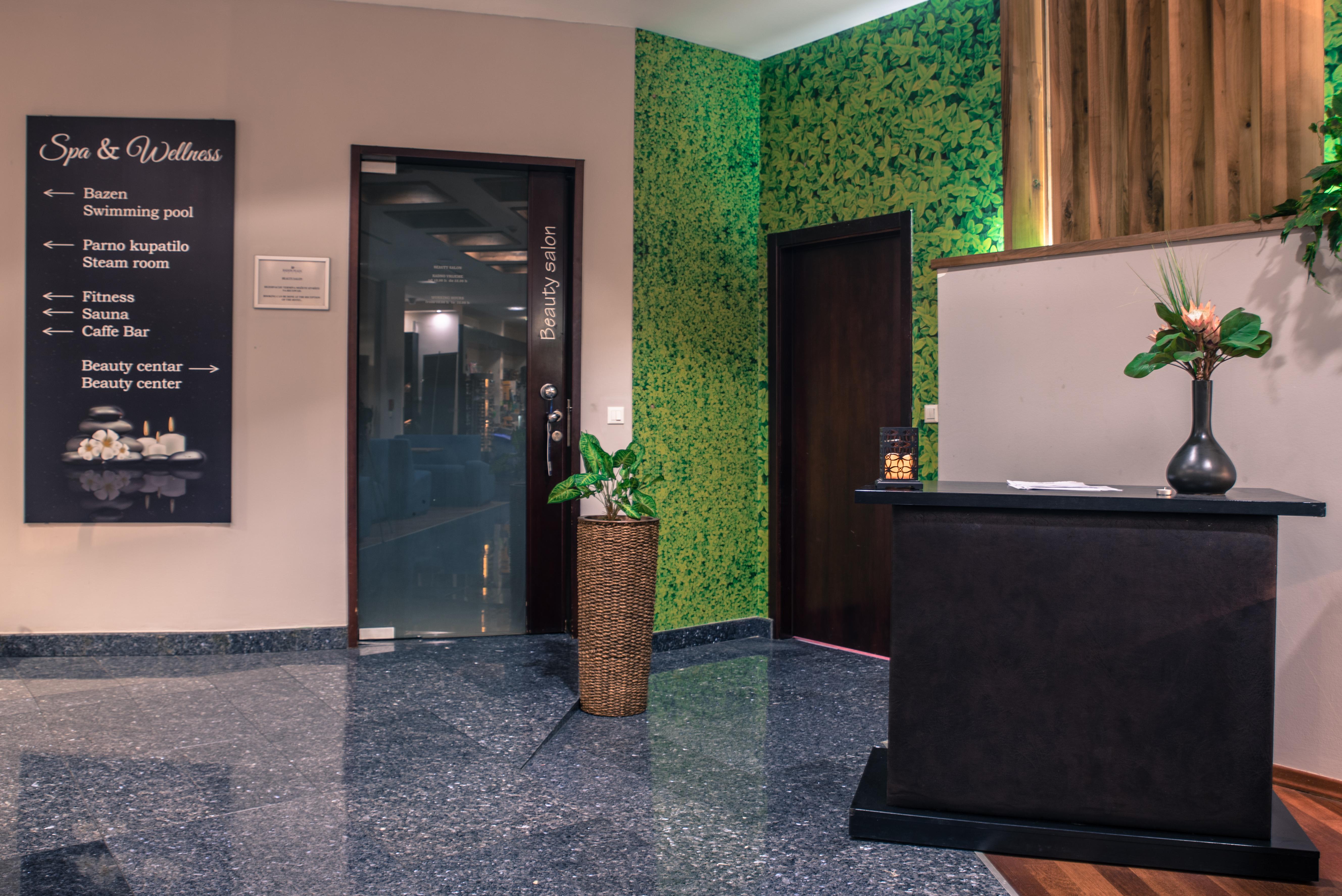Hotel Radon Plaza SJJ Exterior foto Living wall in a hotel