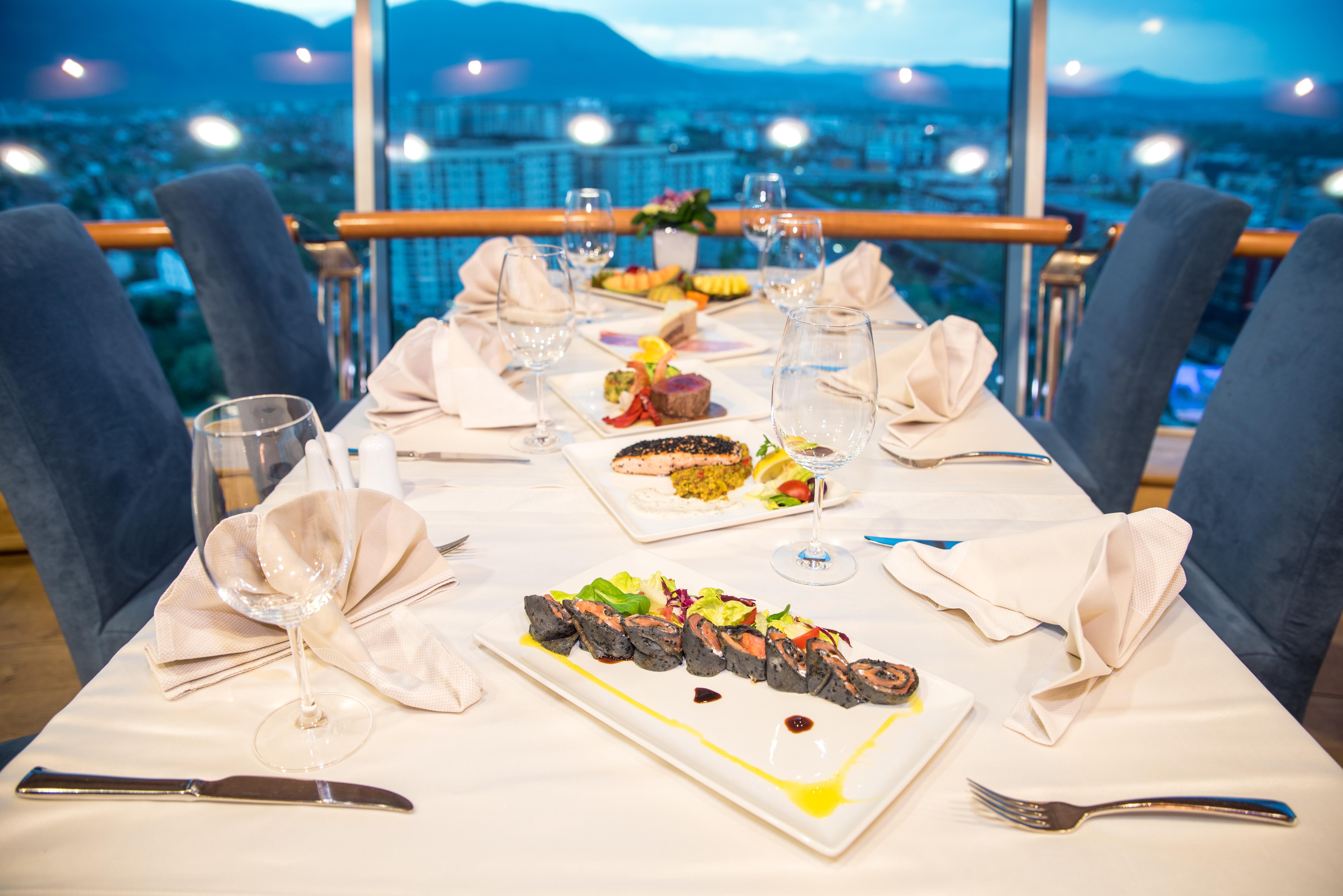 Hotel Radon Plaza SJJ Exterior foto A table set for dinner