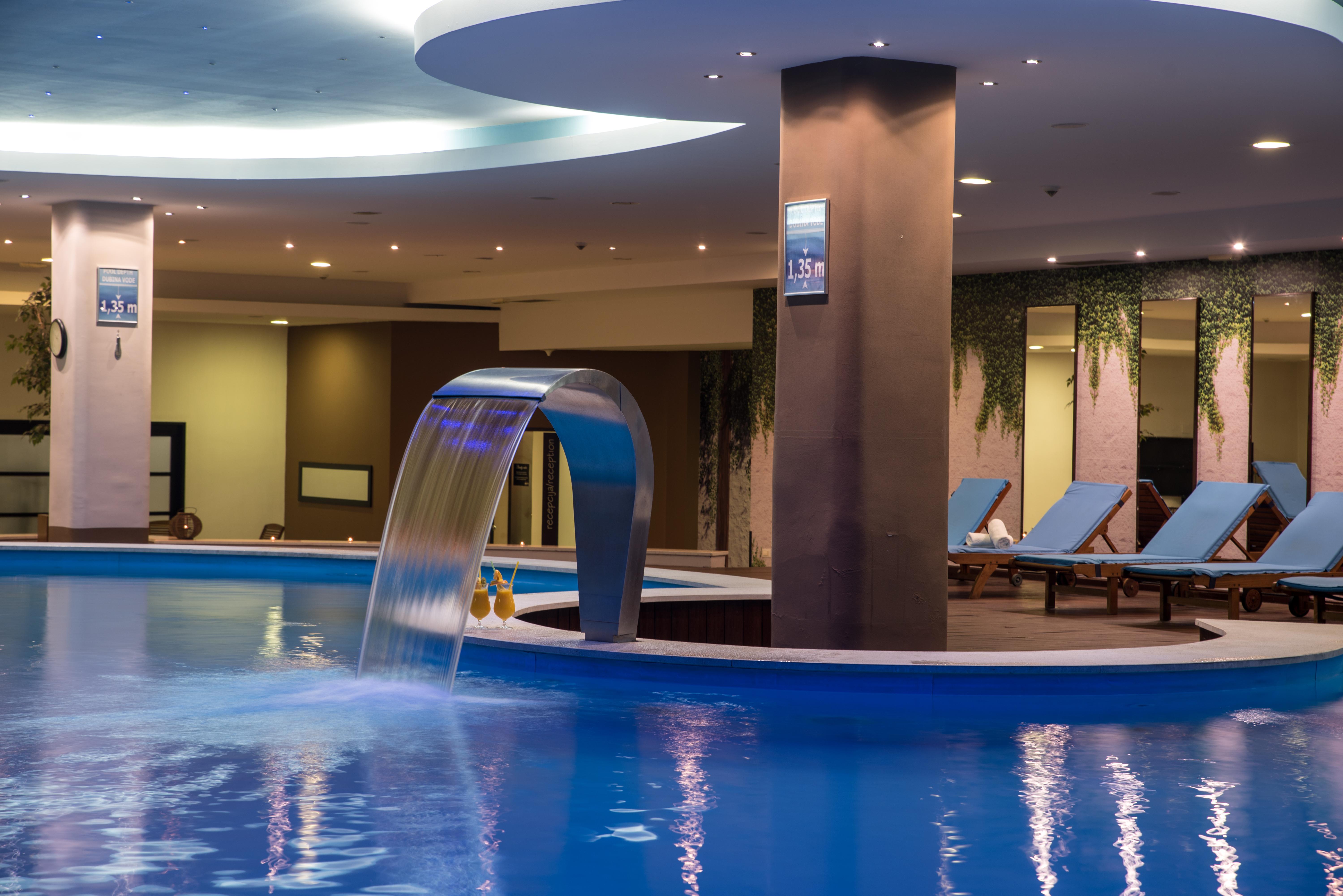 Hotel Radon Plaza SJJ Exterior foto The swimming pool at the hotel
