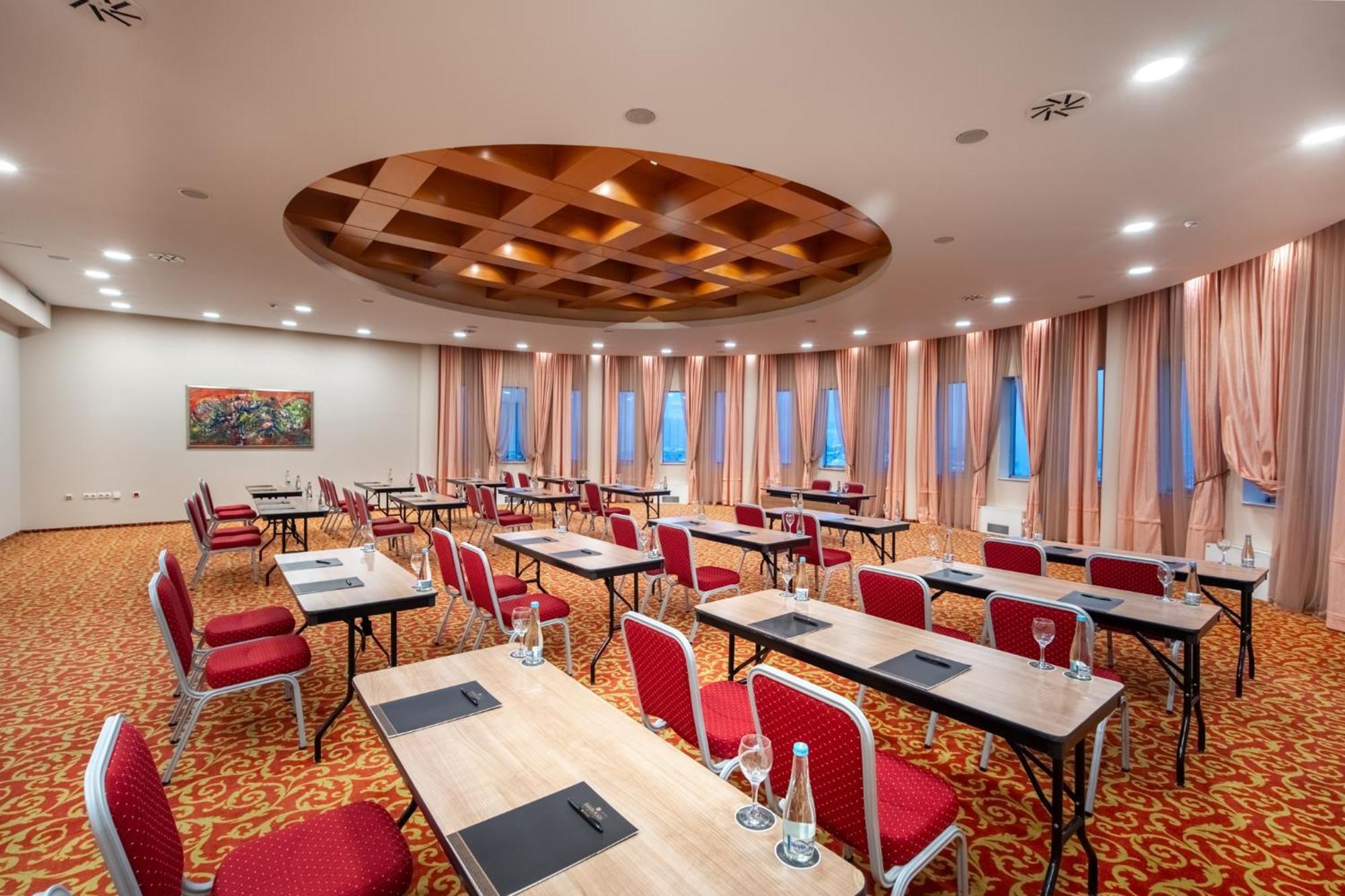 Hotel Radon Plaza SJJ Exterior foto Conference room