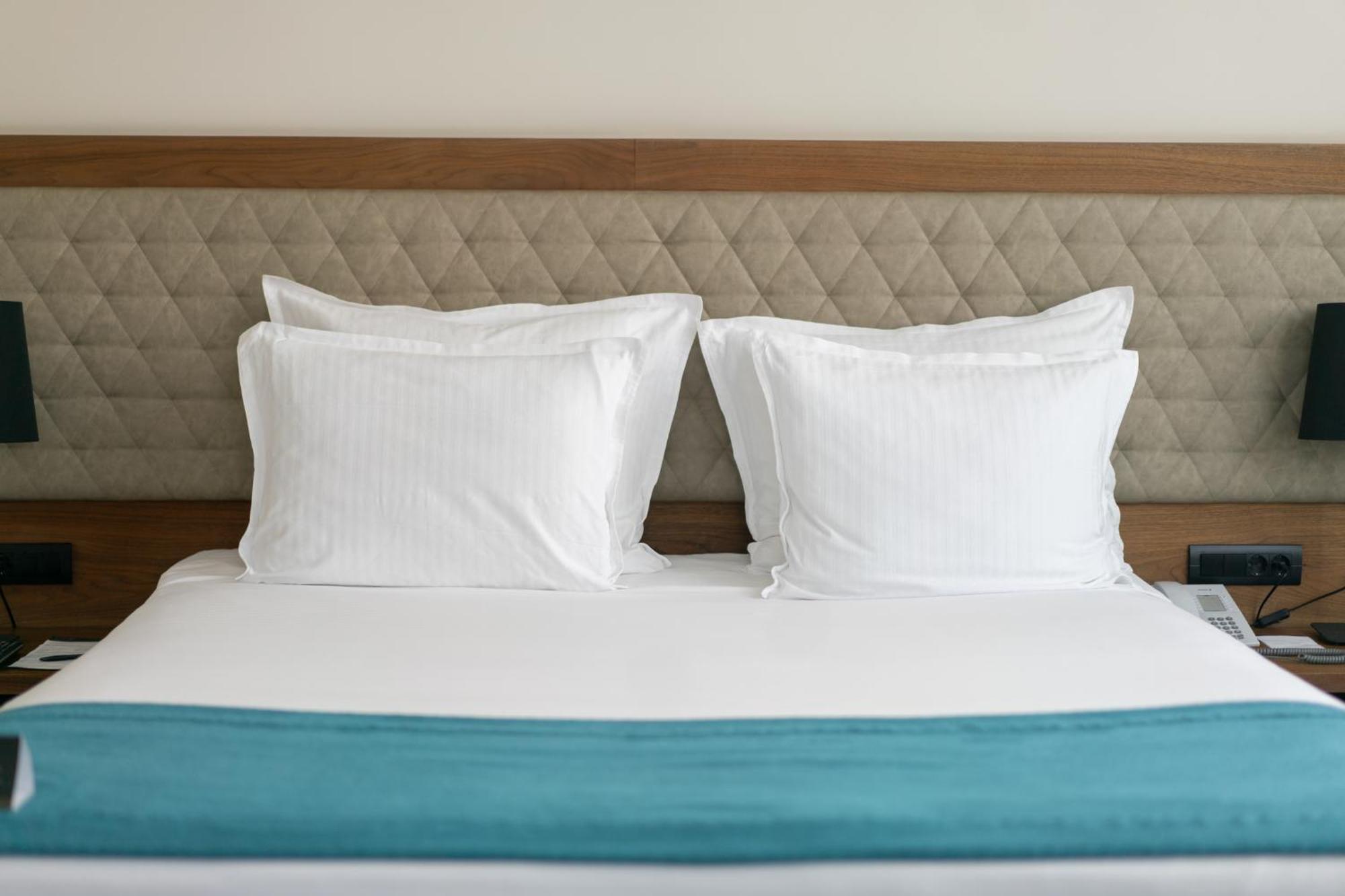 Hotel Radon Plaza SJJ Exterior foto Two pillows on a bed