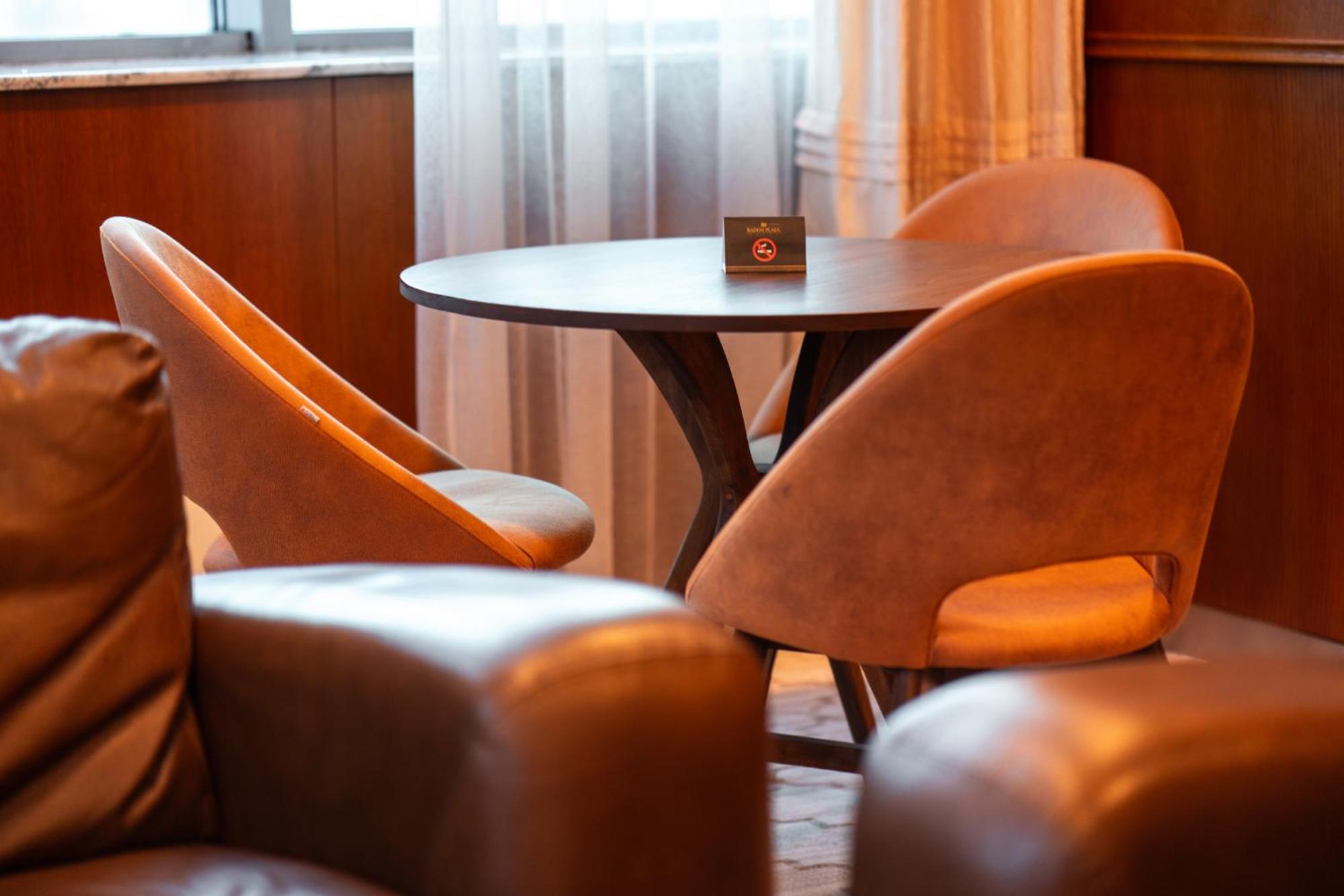 Hotel Radon Plaza SJJ Exterior foto A table with a room key