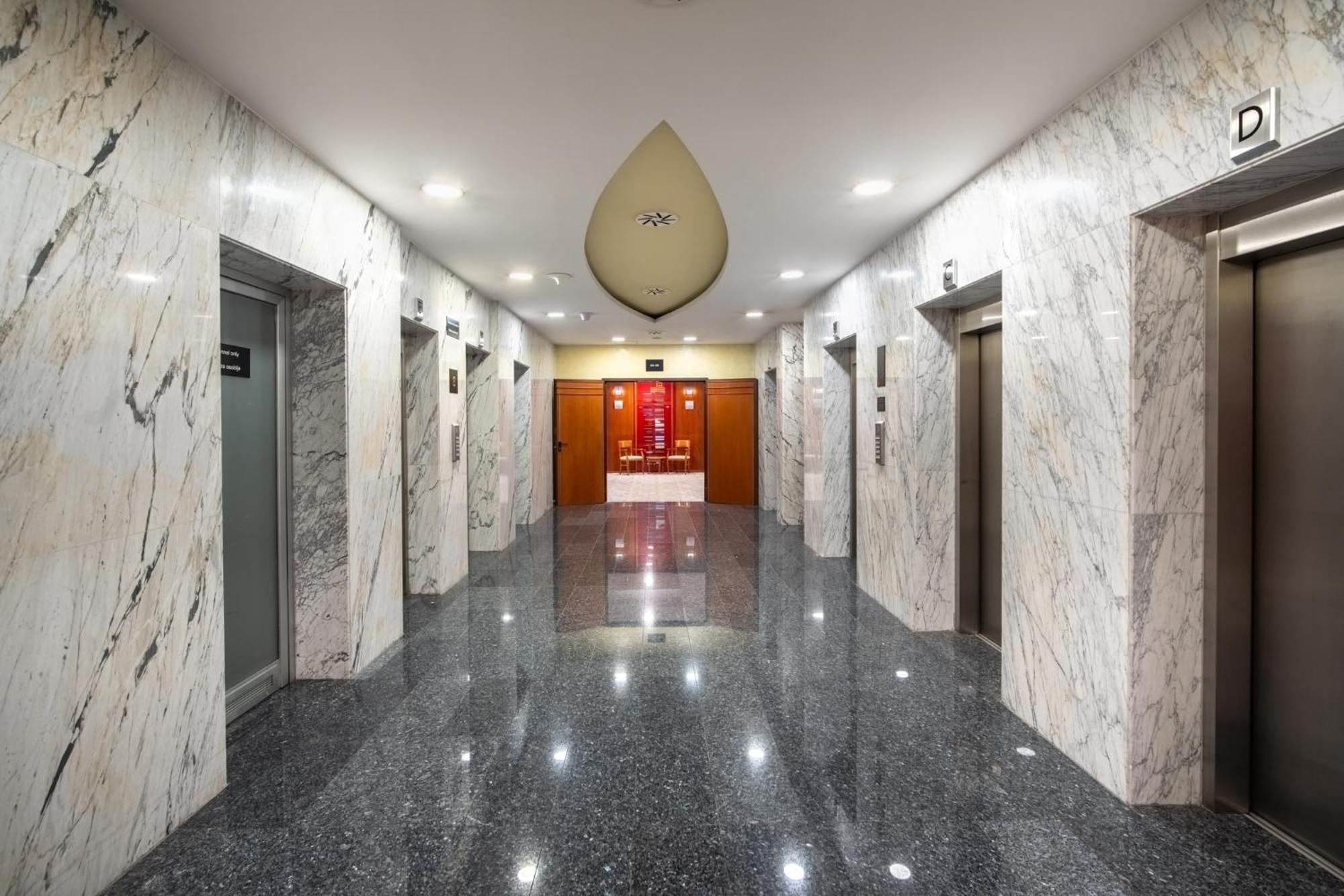 Hotel Radon Plaza SJJ Exterior foto The lobby of the hotel