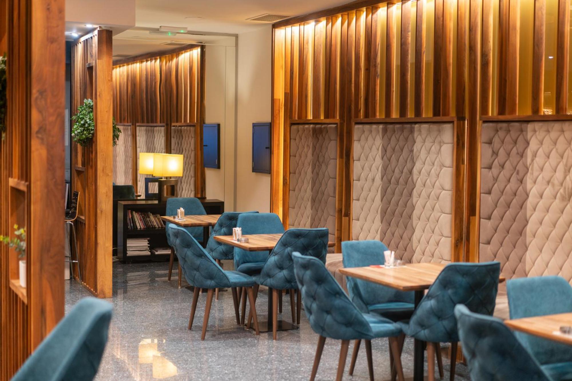 Hotel Radon Plaza SJJ Exterior foto The interior of the lounge